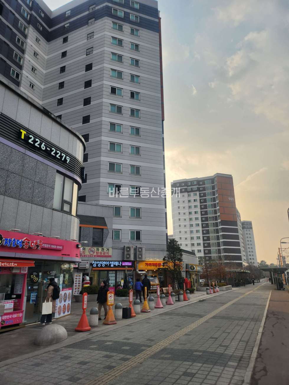 경기 수원권선구 권선동 유명프랜차이즈 커피점문점 입점 ,대형 아파트단지 초입 입지 (2개 호실 일괄매도) 매매 매물번호 10552 사진 2