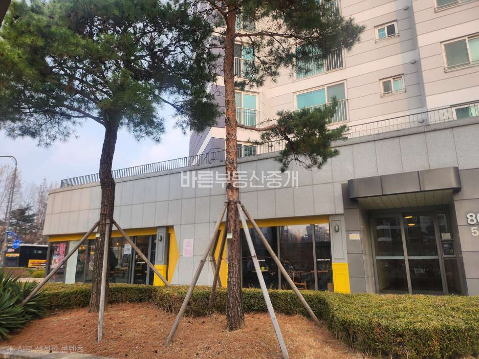 경기 수원권선구 권선동 유명프랜차이즈 커피점문점 입점 ,대형 아파트단지 초입 입지 (2개 호실 일괄매도) 매매 매물번호 10552 사진 3